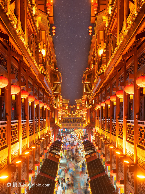网红城市重庆洪崖洞游客夜景