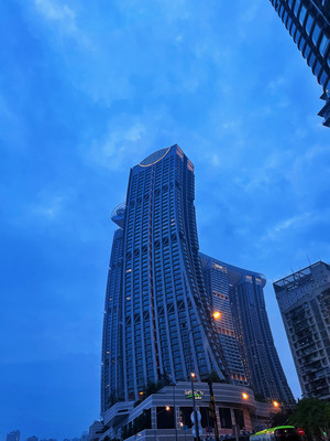 总要去趟重庆吧 吹吹嘉陵江的晚风 走走南滨路 去趟长江国际 感受山城的夏天