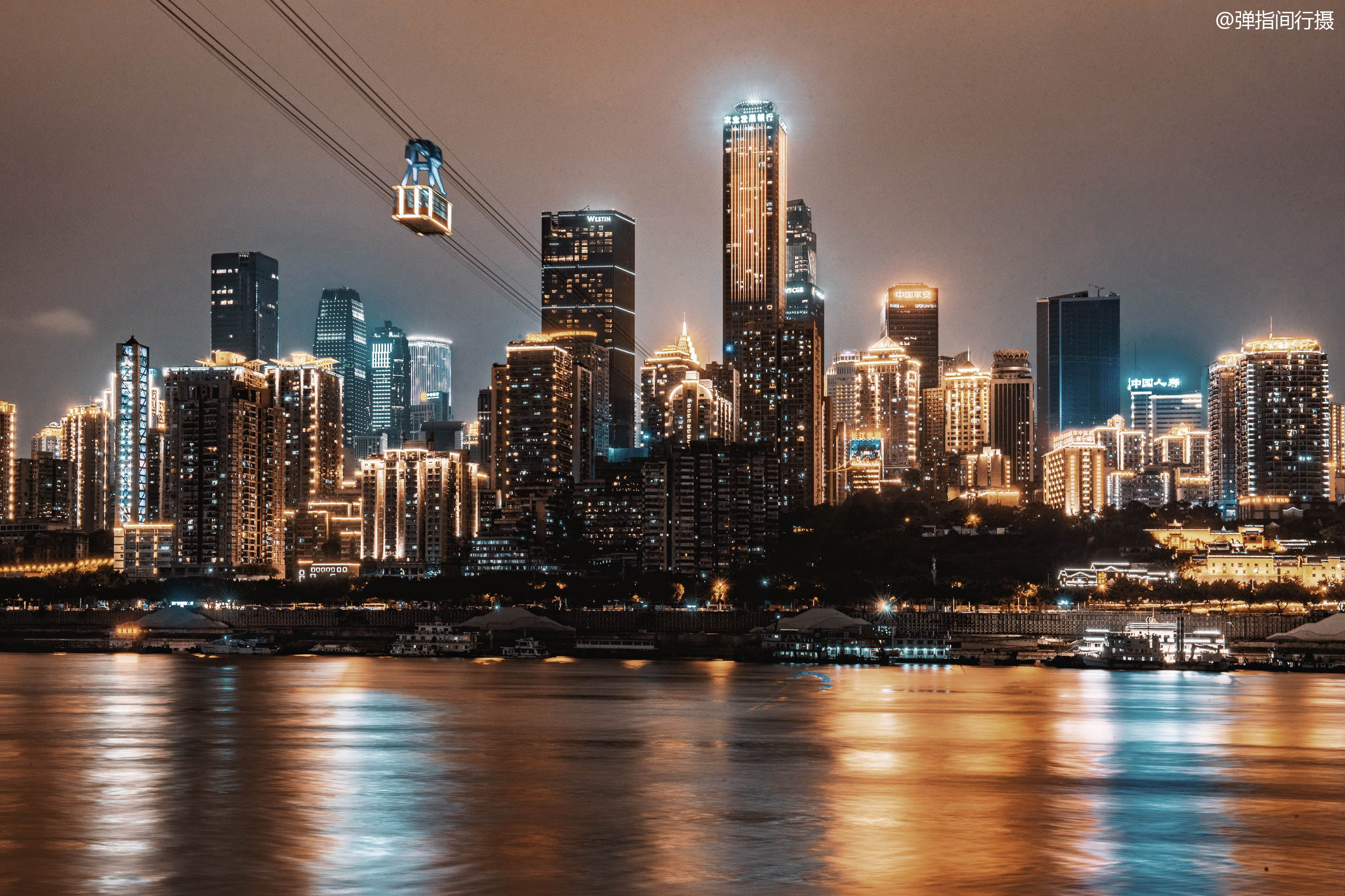 重庆最美的观光大道,坐拥繁华城市美景,是看山城夜色的绝佳去处